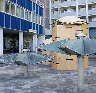 Tim Kellner & Wanja Tolko - housing, 2010. Happening, 2h installation and removal of bulk rubbish.