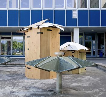 Tim Kellner & Wanja Tolko - housing, 2010. Happening, 2h installation and removal of bulk rubbish.